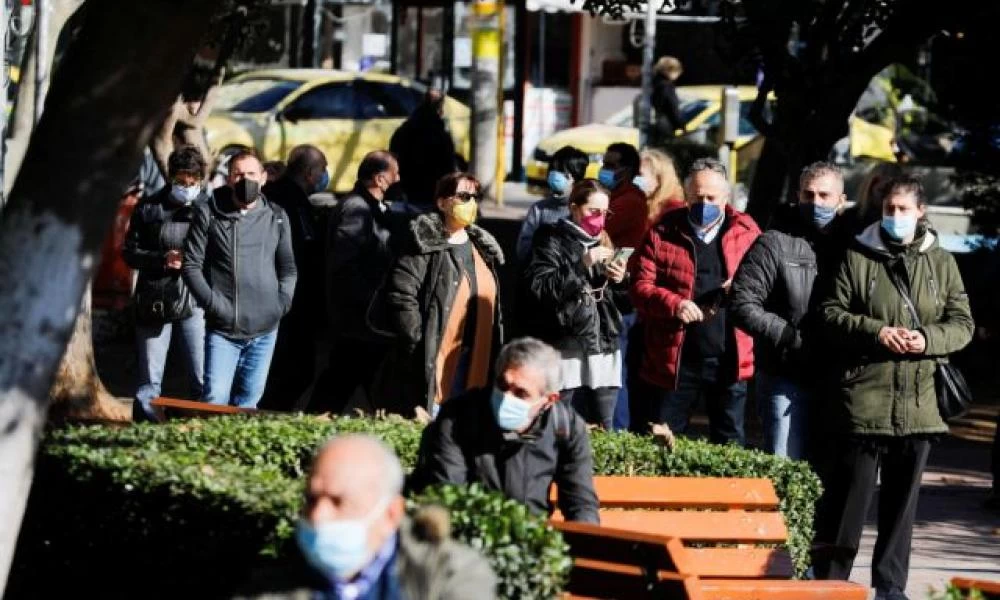 Κορονοϊός: Ρεκόρ "έσπασαν" κρούσματα και…ακρίβεια - Πού θα οδηγήσει η κατάργηση του πιστοποιητικού εμβολιασμού